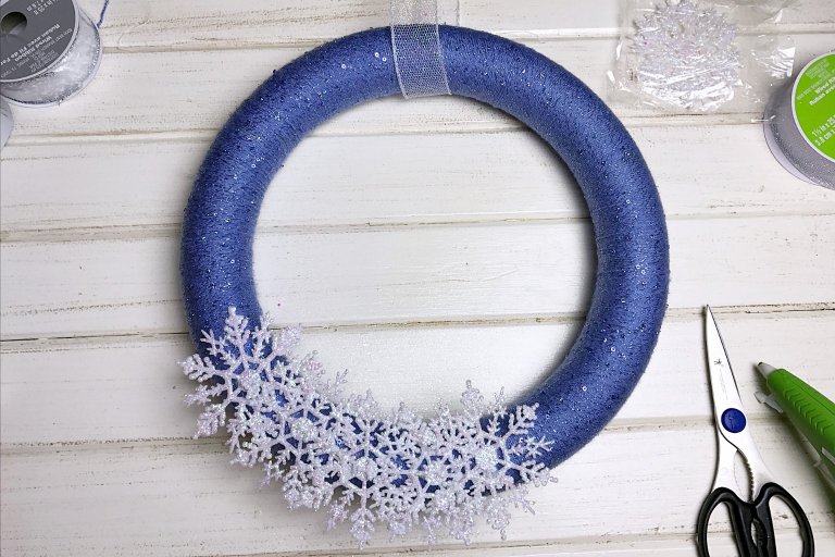 snowflake yarn wreath tutorial