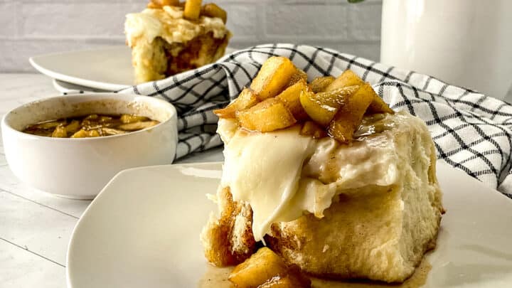 Our recipe for Apple Pie Cinnamon Rolls is one you won’t want to miss. The topping is a combination of Granny Smith apples, vanilla extract, light brown sugar and unsalted butter. The result is worthy of a chef’s kiss!