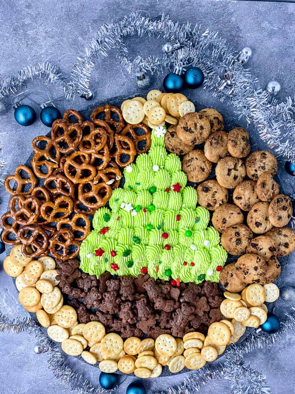 Frosting boards have been all the rave lately, and today we’re hopping on board with the trend! Our Holiday Frosting Board is the epitome of the holiday season and oh-so-sweet!