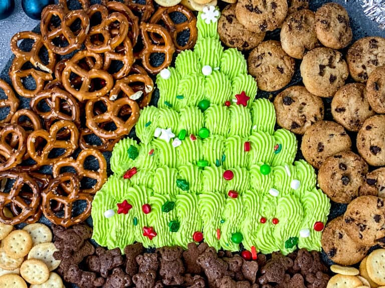 Frosting boards have been all the rave lately, and today we’re hopping on board with the trend! Our Holiday Frosting Board is the epitome of the holiday season and oh-so-sweet!