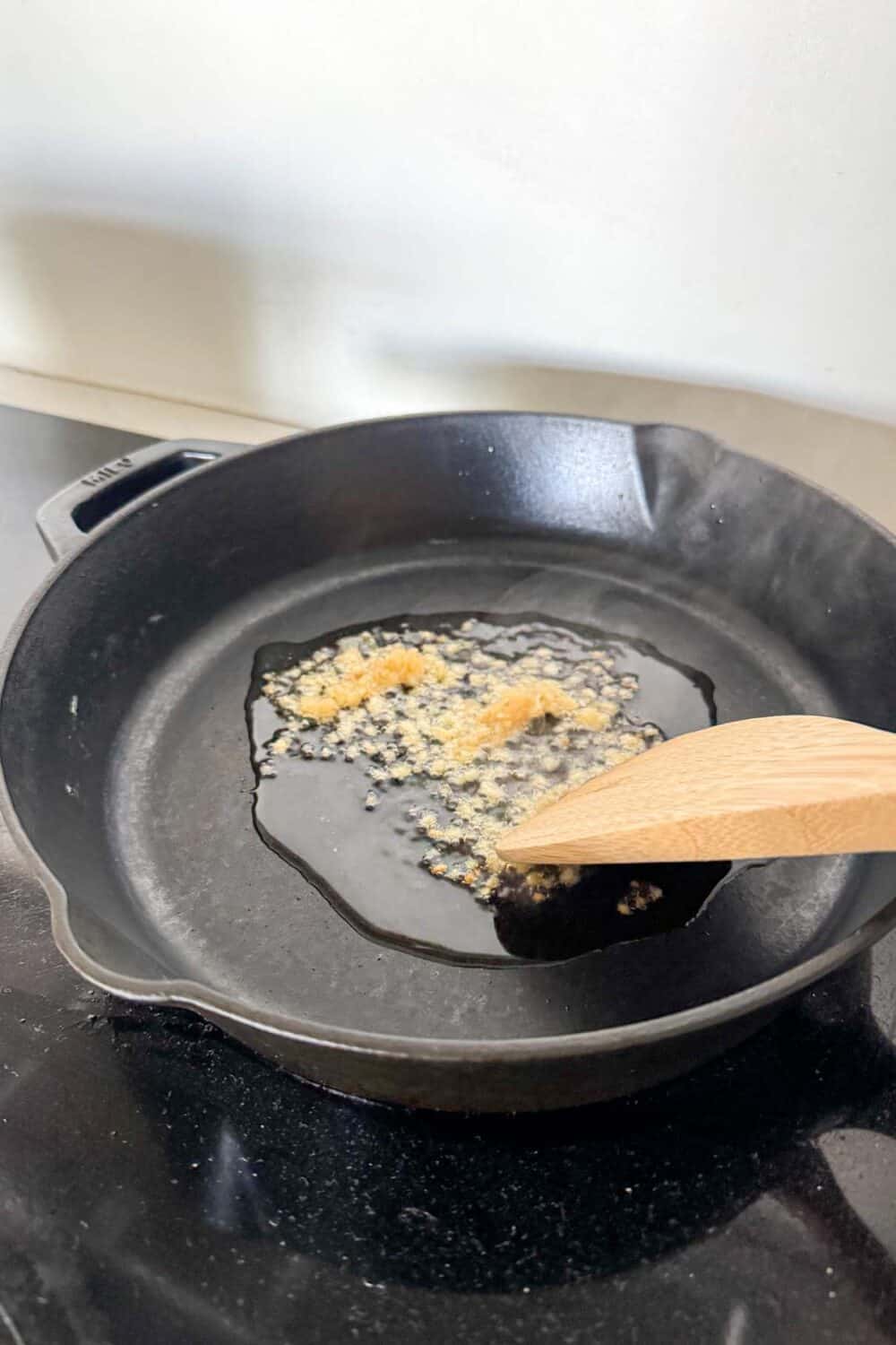 Cooking oil and garlic until fragrant in a cast iron skillet