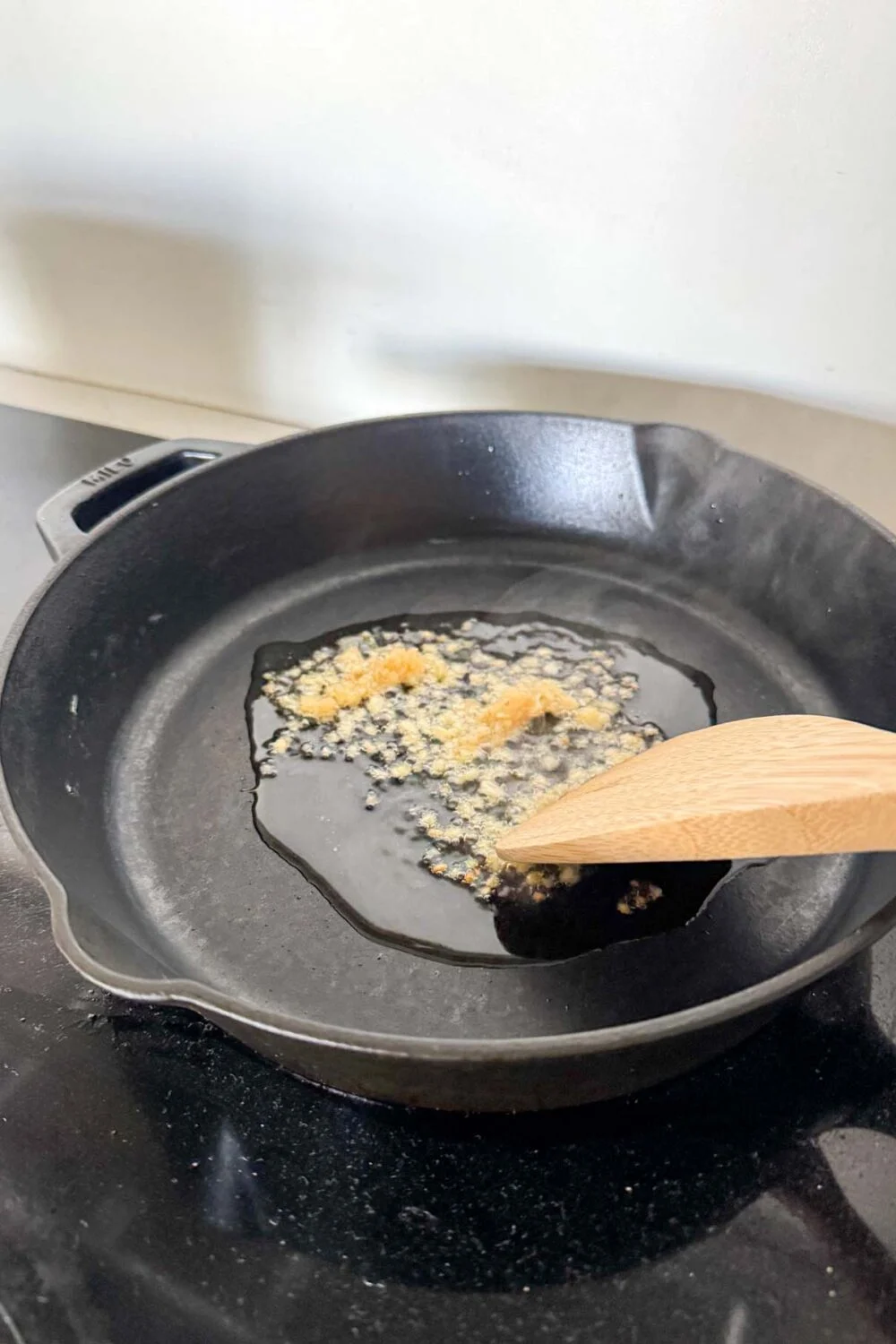Cooking oil and garlic until fragrant in a cast iron skillet